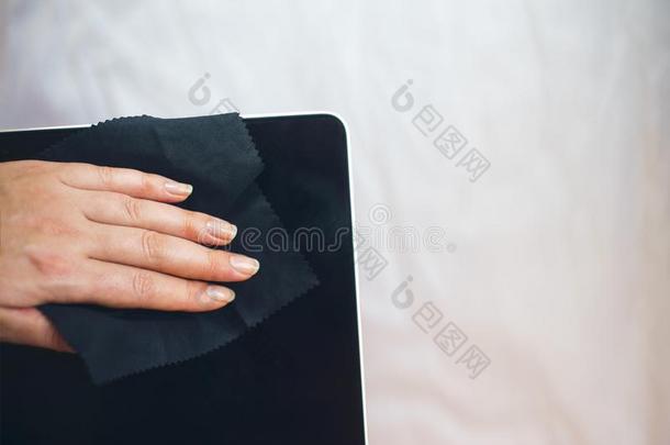 女人手清洁便携式电脑