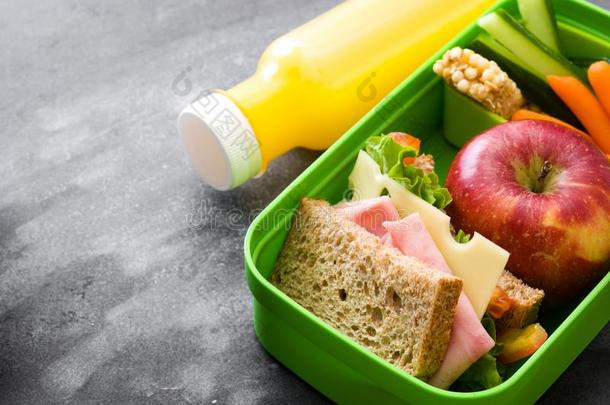 <strong>健康</strong>的<strong>学校</strong>午餐盒:三明治,蔬菜,成果和果汁