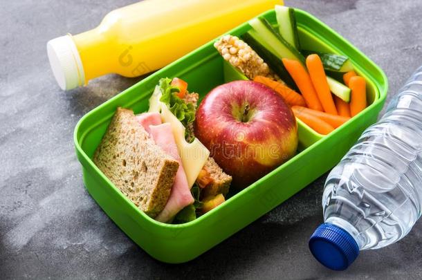 健康的学校午餐盒:三明治,蔬菜,成果和果汁