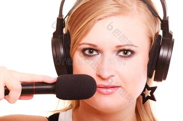 女人<strong>唱歌</strong>向扩音器使人疲乏的耳机