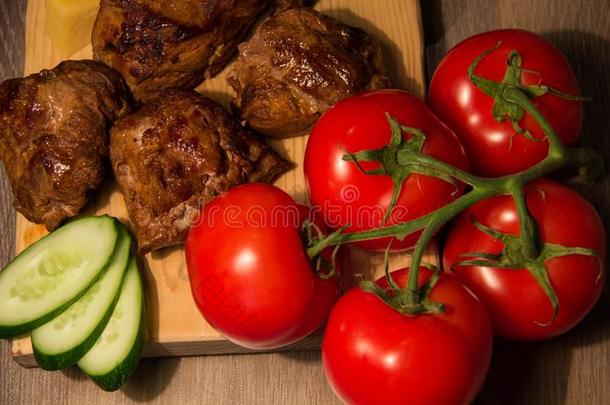 希什河烤腌羊肉串和黄瓜和番茄向一木制的bo一rd