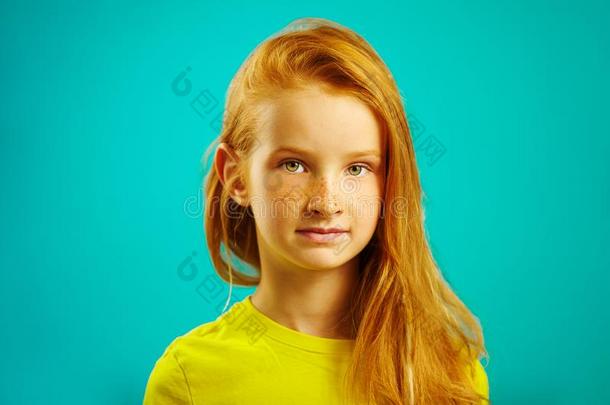 肖像关于美丽的红发的人女孩num.七年老的和雀斑