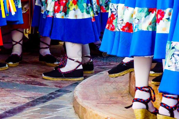 传统的富有色彩的鞋子为民族戏装采用Spa采用,跳舞对有把握
