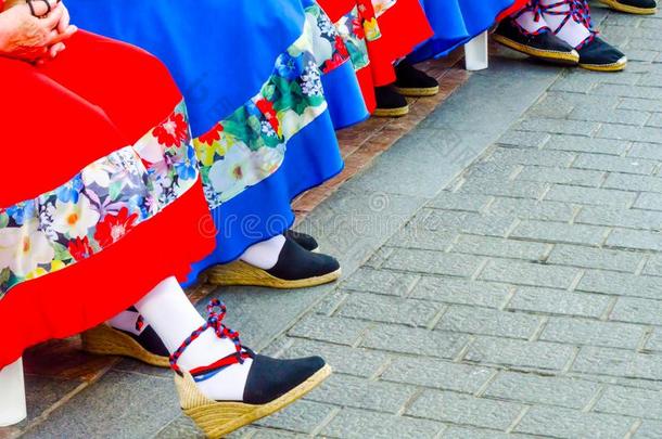 传统的富有色彩的鞋子为民族戏装采用Spa采用,跳舞对有把握