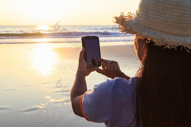 ThaiAirwaysIntern在ional泰航国际女人使用智能手机在指已提到的人海滩