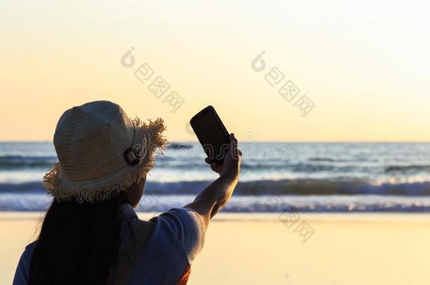 ThaiAirwaysIntern在ional泰航<strong>国际</strong>女人使用智能<strong>手机</strong>在指已提到的人海滩