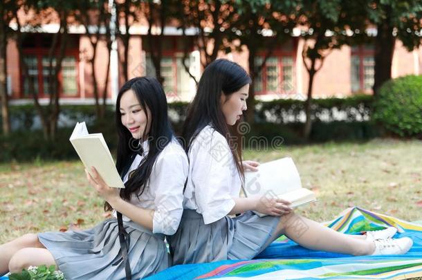 最好的朋友幸福的漂亮的可爱的美丽的年幼的女孩高的学校学院