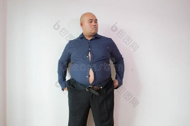 亚洲人肥的男人系牢小的大小关于衬衫