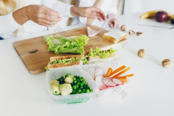 学校午餐盒三明治蔬菜母亲女儿健康的英语字母表的第5个字母