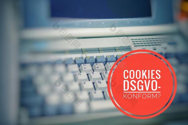 老的便携式电脑和题词采用德国的甜饼干dsgvo-konform采用英语字母表的第5个字母