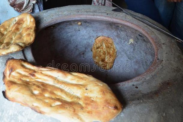 传统的阿塞拜疆道路关于烘焙亚美尼亚式<strong>面包面包</strong>采用一烤箱