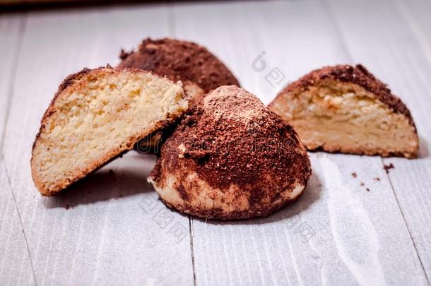自家制的甜饼干和巧克力块菌向白色的<strong>木</strong>材和<strong>笛</strong>福