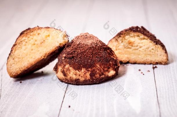 自家制的甜饼干和巧克力块菌向白色的木材和笛福