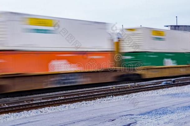 富有色彩的超速行驶双的-垛货运火车