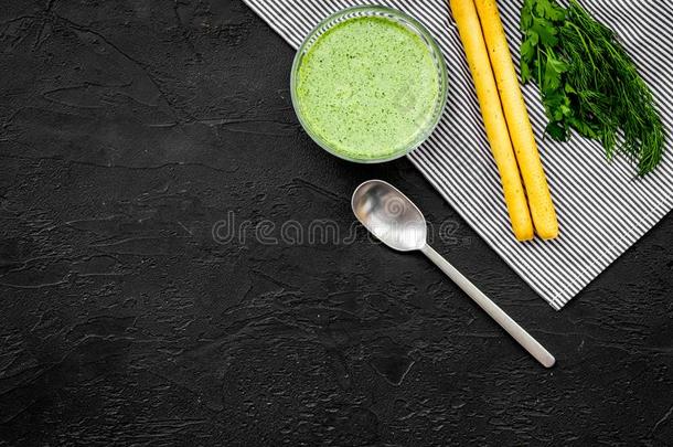 自然的,有机的食物.绿色的蔬菜汤-浓汤采用盘子准备好的