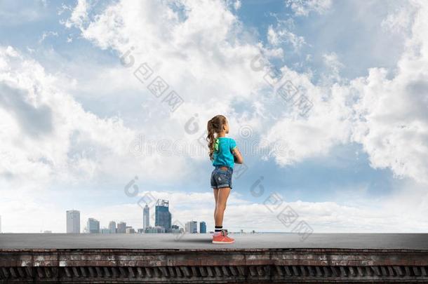 观念关于粗心的幸福的童年和女孩有样子的久远地离开