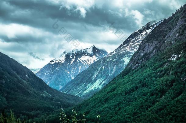 多岩石的山自然景色向美国阿拉斯加州不列颠的哥伦比亚边