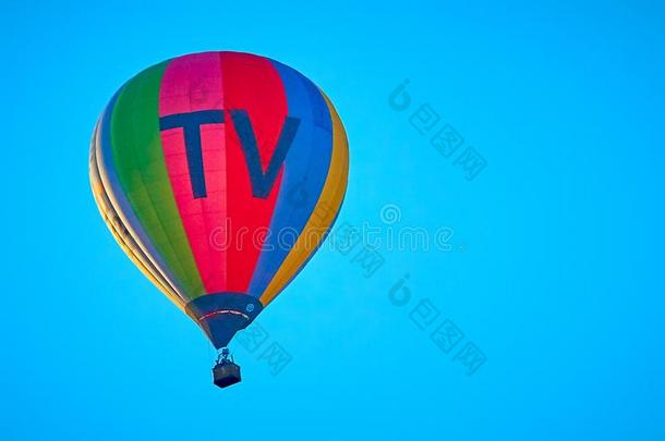 富有色彩的热的天空气球和指已提到的人题词television电视机反对一蓝色