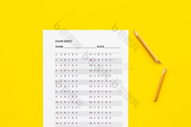 考试纸向黄色的表平的放置空间为文本.Educati向Colombia哥伦比亚