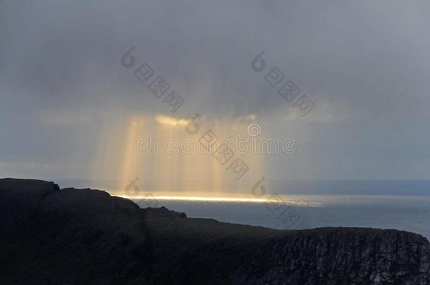 Knivskjelloden风景和美丽的有暴风雨的云和孙贝