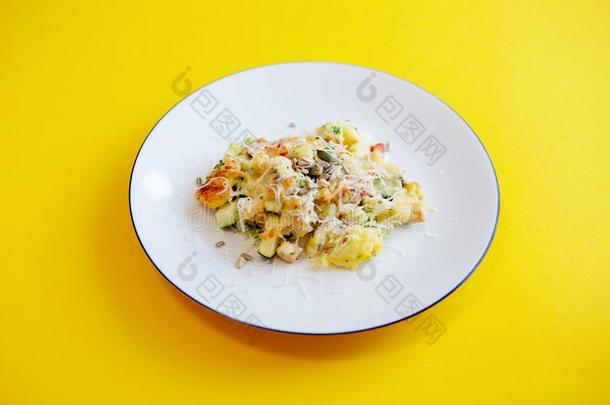 白色的盘子和马铃薯和蔬菜向黄色的表