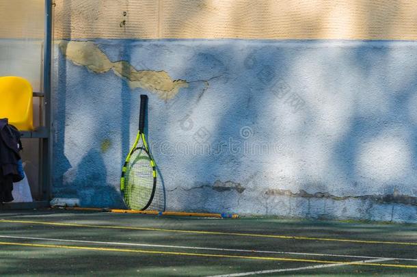 一孤单的网球球拍在近处指已提到的人墙.