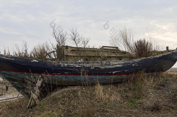 废弃的小船向指已提到的人岸