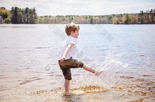 男孩使溅起水采用湖