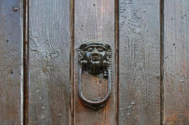门门环和人上端向木制的门采用Gir向a