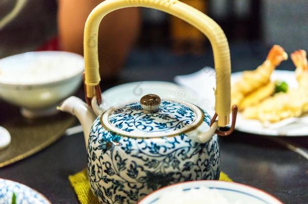 日本人茶壶和装饰,东京,黑色亮漆.关-在上面.