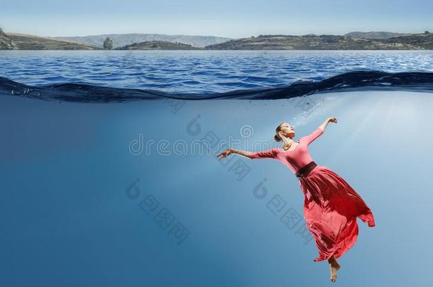 女人跳舞者采用清楚的蓝色水