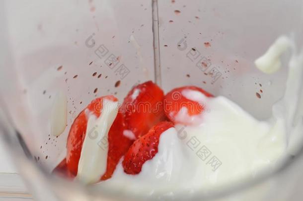 草莓和酸奶