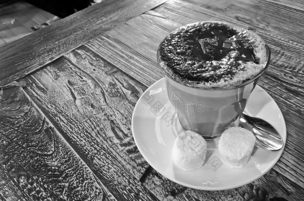 <strong>黑</strong>的和白色的热的多乳脂的或似乳脂的蛛网线迹巧克力咖啡豆serve的过去式向一令马停住的声音