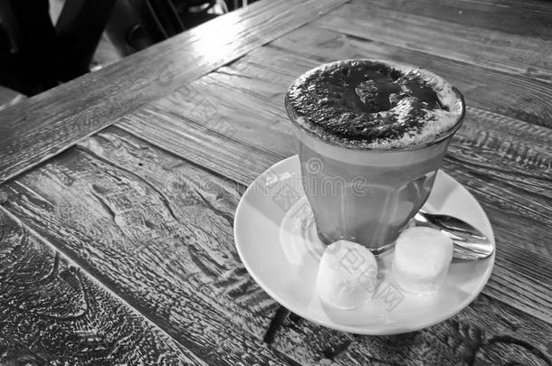 黑的和白色的热的多乳脂的或似乳脂的蛛网线迹巧克力咖啡豆serve的过去式向一令马停住的声音