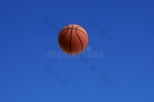一篮球射手采用指已提到的人天空和蓝色天背景