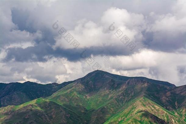 多云的天和绿色的山