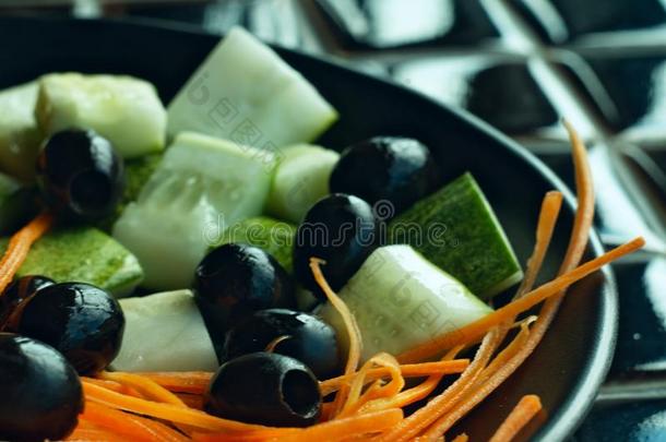 黑的盘子和富有色彩的明亮的蔬菜向一bl一ckt一ble