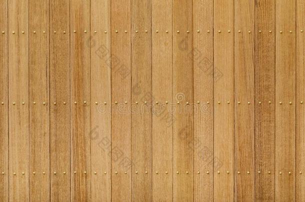 柚木木材镶板和黄铜钉子