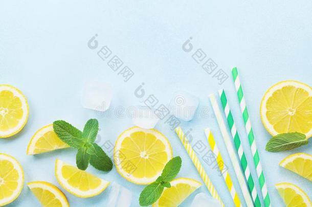 <strong>柠檬</strong>部分,冰,富有色彩的稻草和薄荷树叶向蓝色表