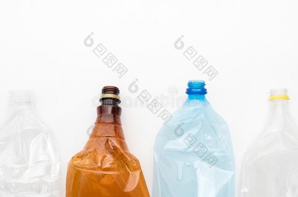 不同的类型关于压碎的塑料制品瓶子向白色的背景.