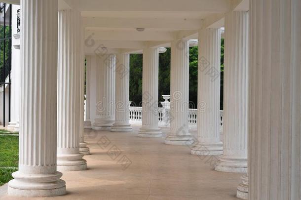 空的走廊和白色的罗马柱