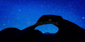 布满星星的天在人名弓形孤单的松树山峰登上惠特尼下方的N在图片