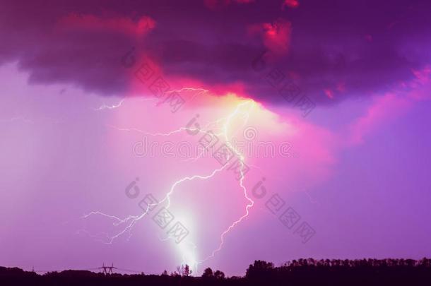 一闪电般的罢向指已提到的人多云的天.粉红色的,丁香花属和<strong>紫色</strong>的t向