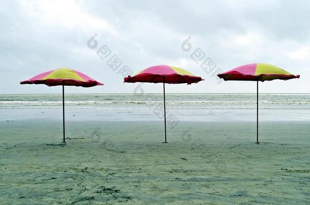 雨伞在kuak在a海滩,孟加拉共和国