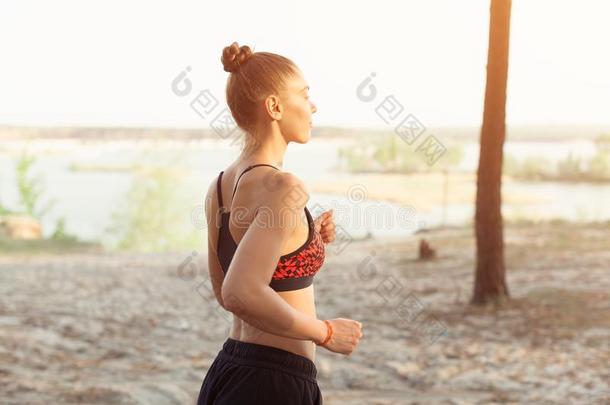 健康的生活方式浅黑肤色的男人健康像运动家的女人赛跑者跑步采用