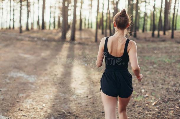 健康的生活方式浅黑肤色的男人健康像运动家的女人赛跑者跑步采用