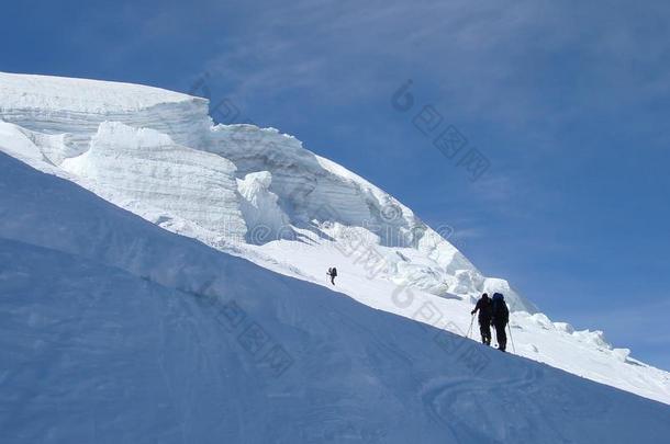 穷乡僻壤滑雪者徒步旅行在上面一陡峭的gl一cier一nd进入中指已提到的人太阳神