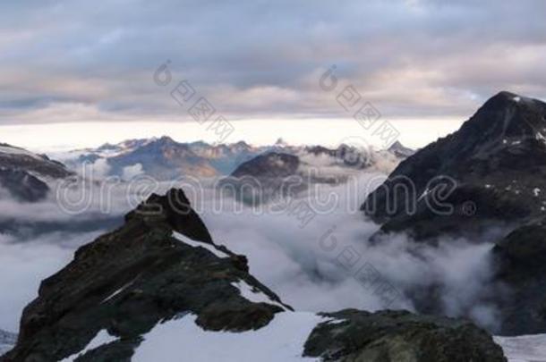山全景画风景关于指已提到的人贝尔尼纳山山和冰河