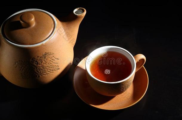 杯子和茶杯托和茶壶
