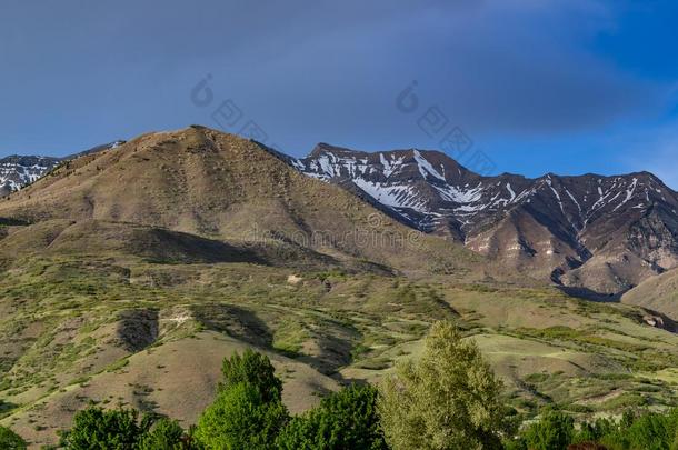 暴风雨形成在上面指已提到的人多岩石的山